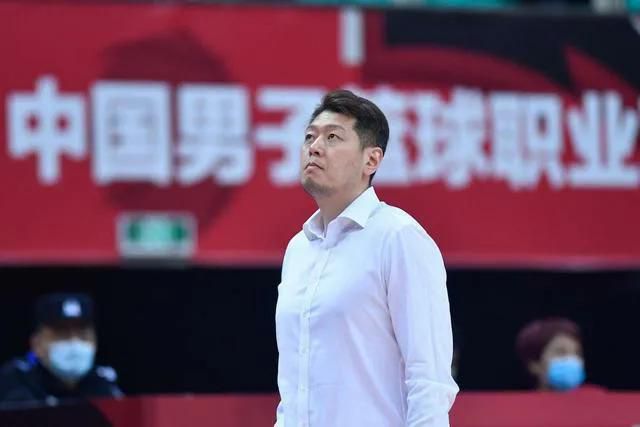 麦卡利斯特将伤停15天左右时间，无缘双红会阿根廷媒体TyC体育消息，麦卡利斯特左膝受伤，预计将伤停15天左右时间，TyC表示，周一麦卡利斯特接受了详细的伤情检查后，幸运地排除了韧带损伤的可能性，因此这次伤势只是一次严重的撞击。